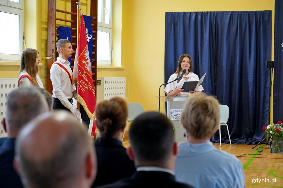 Joanna Zarzycka, dyrektorka Szkoły Podstawowej nr 11, przemawiająca podczas uroczystości z okazji 90-lecia SP nr 11 