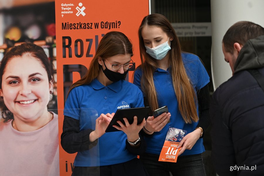 W sobotę, 12 marca konsultacje na temat loterii odbyły się w Galerii Szperk. Na zdj. dwie konsultantki na tle plakatu „Rozlicz PIT w Gdyni” // fot. Michał Puszczewicz