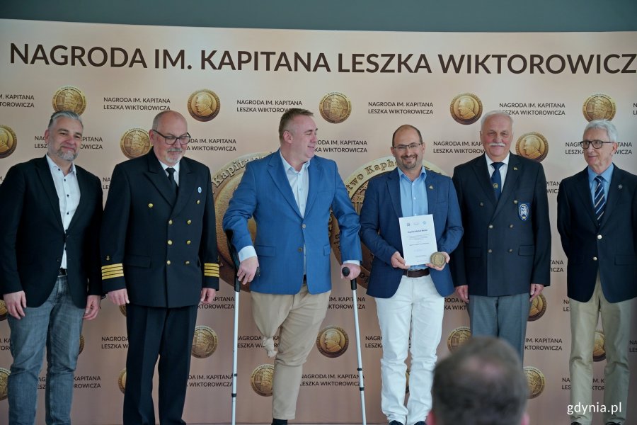 Od lewej: Paweł Brutel - dyrektor Gdyńskiego Centrum Sportu, kpt. ż. w. Mariusz Wiktorowicz &ndash; syn kpt. Wiktorowicza i przewodniczący kapituły, Arkadiusz Dzierżyński - radny Gdyni, kpt. Michał Bielski - laureat Nagrody im. Kapitana Leszka Wiktorowicza, Marek Padjas z Bractwa Kaphornowc&oacute;w oraz Waldemar Heflich z Press Clubu Polska podczas gali wręczenia Nagrody im. Kapitana Leszka Wiktorowicza 