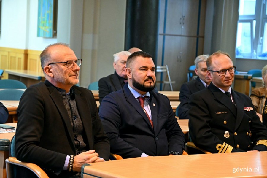 Od lewej: wiceprezydent Michał Guć oraz członkowie oddziały rejonowego PCK w Gdyni podczas spotkania z okazji Dni Honorowego Krwiodawstwa Polskiego Czerwonego Krzyża, które odbyło się w Urzędzie Miasta Gdyni