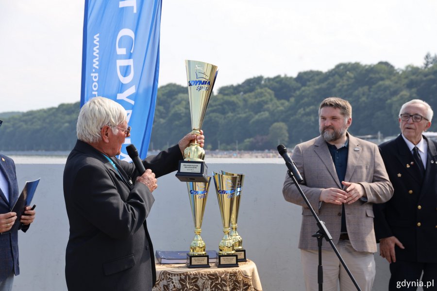 Na zdjęciu stoi m.in.: Tadeusz Szemiot, przewodniczący Rady Miasta Gdyni 
