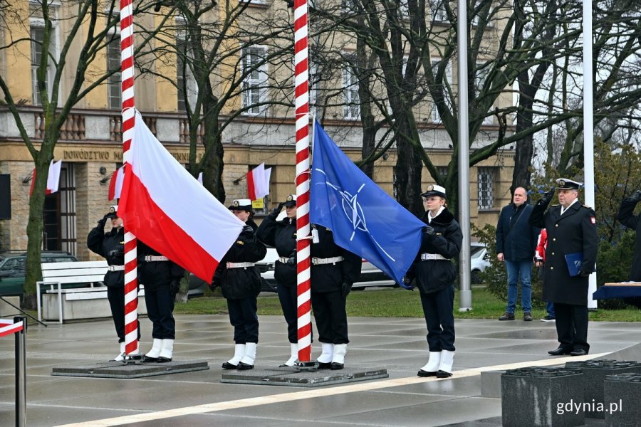 Flagi Polski i NATO przygotowane do wciągnięcia na maszty podczas uroczystości z okazji 25. rocznicy wstąpienia Polski do NATO 