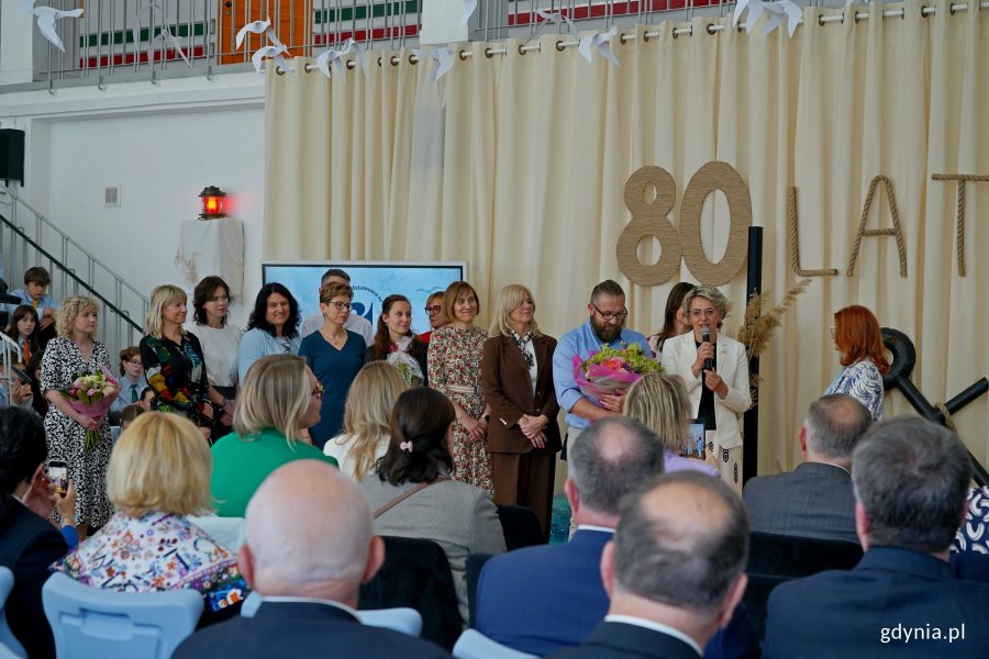 Dyrektorzy gdyńskich szk&oacute;ł gratulujący społeczności Szkoły Podstawowej nr 21 podczas uroczystości jubileuszu 80-lecia plac&oacute;wki