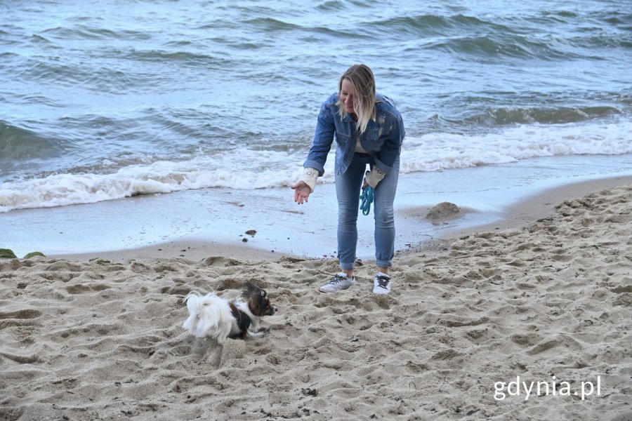 Na zdj. Anita z Azazelem na plaży w Redłowie // fot. Magda Śliżewska