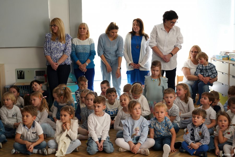 Dzieci z nauczycielkami w Przedszkolu nr 58 w Gdyni 
