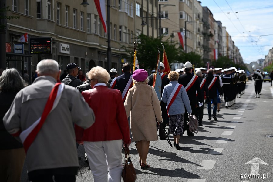 Uczestnicy uroczystości z okazji Święta Narodowego Trzeciego Maja podczas przemarszu ul. Świętojańską 
