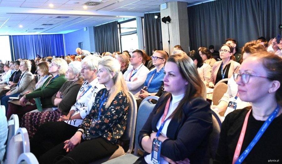 Tłumy ludzi na widowni