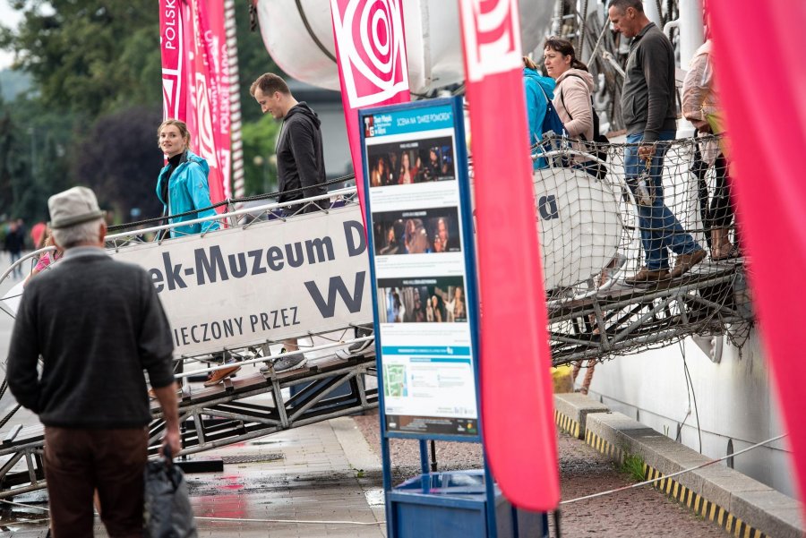 Plenerowe studia Polskiego Radia nadają z Gdyni przed „Lato z Radiem Festiwal”, fot. Dawid Linkowski