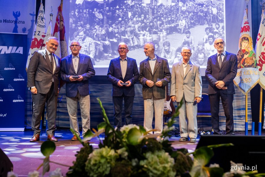Prezydent Wojciech Szczurek (pierwszy z lewej) i Andrzej Kołodziej - prezes Fundacji Pomorska Inicjatywa Historyczna (pierwszy z prawej) z odznaczonymi bohaterami Sierpnia '80 podczas uroczystości w sali koncertowej Zarządu Morskiego Portu Gdynia // fot. Karol Stańczak