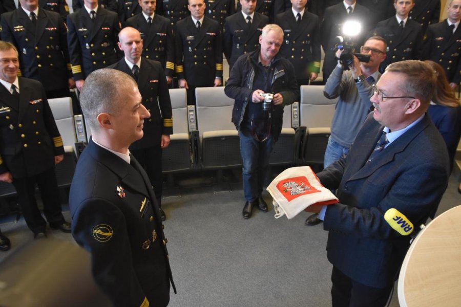 Przekazanie bandery z ORP „Kondor” Muzeum Marynarki Wojennej // fot. Lechosław Dzierżak