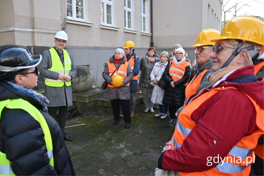 Uczestnicy wizyty na terenie budowy Centrum Nowoczesnego Seniora // fot. gdynia.pl