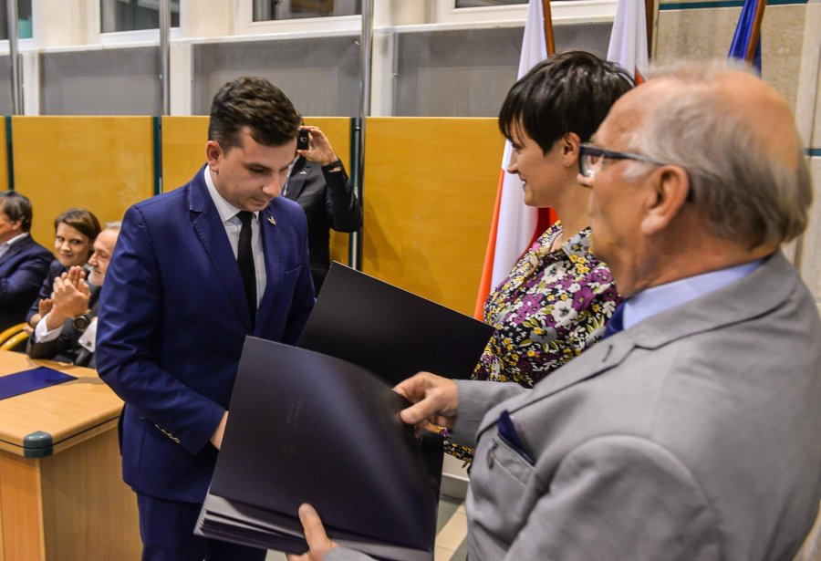 Sebastian Jędrzejewski odbiera zaświadczenie o wyborze na radnego // fot. Przemysław Świderski