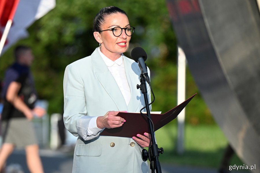 Beata Koniarska, radna Sejmiku Województwa Pomorskiego, odczytująca list od marszałka województwa pomorskiego Mieczysława Struka i Jana Kleinszmidta - przewodniczącego Sejmiku Województwa Pomorskiego podczas uroczystego apelu z okazji Święta Morza