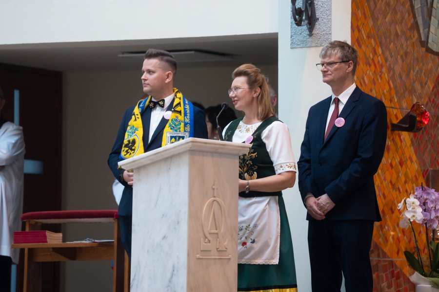 W Kościele Serca Pana Jezusa odbyła się uroczysta msza. Na zdjęciu: wiceprezydent Gdyni Rafał Geremek, prezes Zrzeszenia Kaszubsko-Pomorskiego Bożena Ugowska, prezes gdyńskiego oddziału ZKP Adam Labuhn 