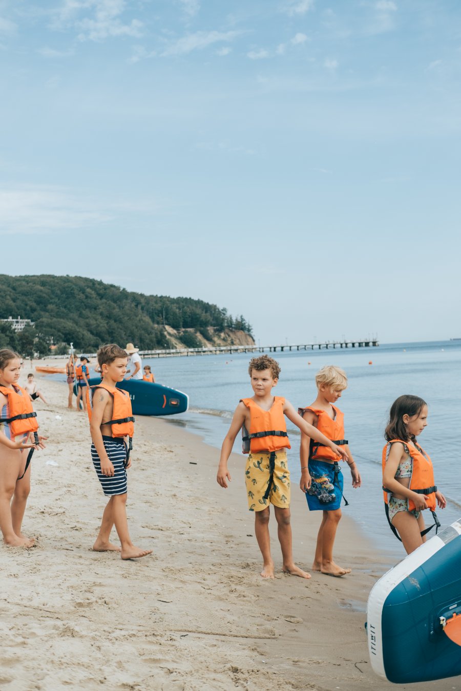 Dzieci z instruktorem na plaży