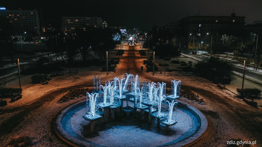 świąteczne iluminacje w mieście, widok z góry, ruch uliczny, fontanna