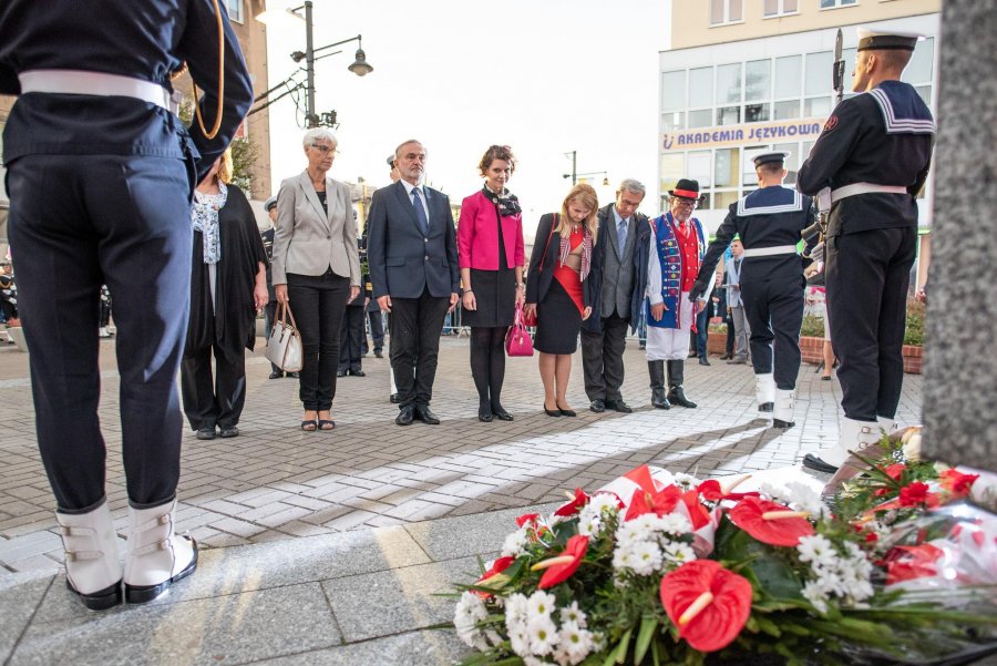 Prezydent Wojciech Szczurek, wiceprezydent Katarzyna Gruszecka-Spychała, przewodnicząca gdyńskiej Rady Miasta Joanna Zielińska, radne Elżbieta Sierżęga i Ewa Krym, radny Stanisław Borski oraz przewodniczący Rady Dzielnicy Grabówek Zenon Roda złożyli wieniec pod pomnikiem Jana Pawła II // fot. Dawid Linkowski