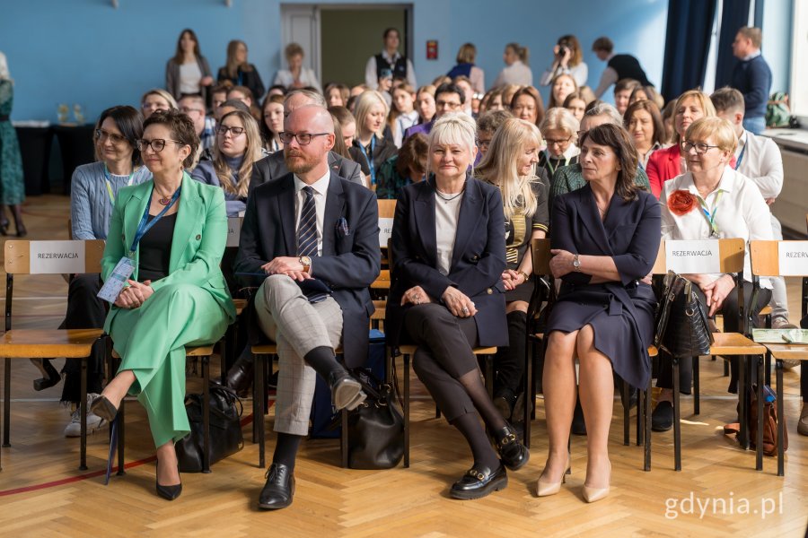 Beata Wierzba, Dyrektor Wydziału Edukacji Miasta Szczecin, Grzegorz Kryger, Pomorski Kurator Oświaty, Iwona Tanewska, Naczelnik Wydziału Edukacji w Gdyni. Bogusława Flisykowska Dyrektor Zespołu Szkół Hotelarsko Gastronomicznych w Gdyni obserwujący przebieg konkursu 