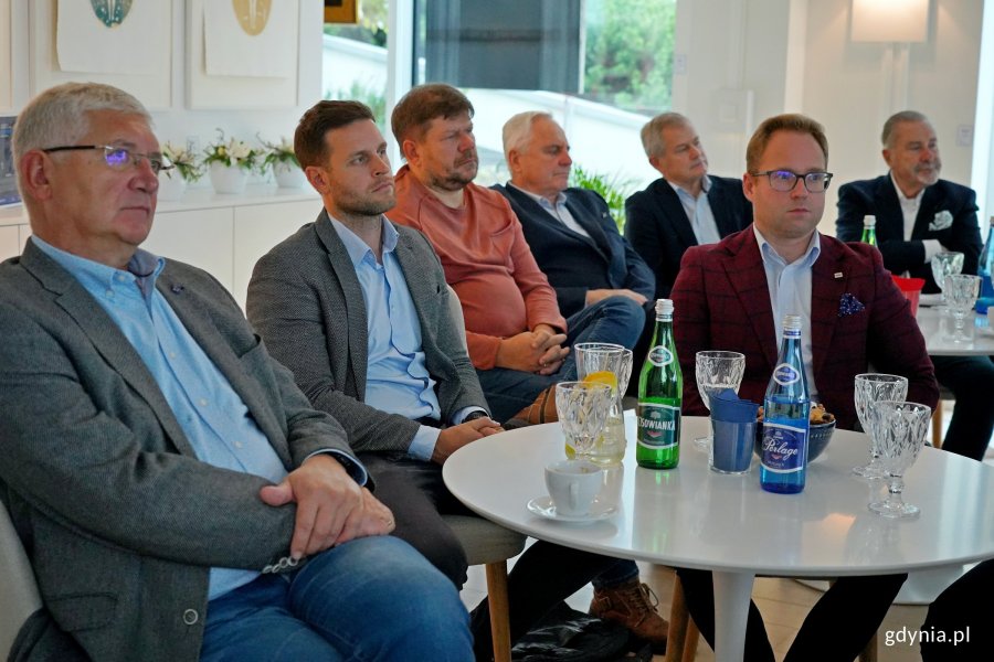Członkowie Gdyńskiej Rady Dialogu Gospodarczego podczas spotkania w BanGlob Marinie 