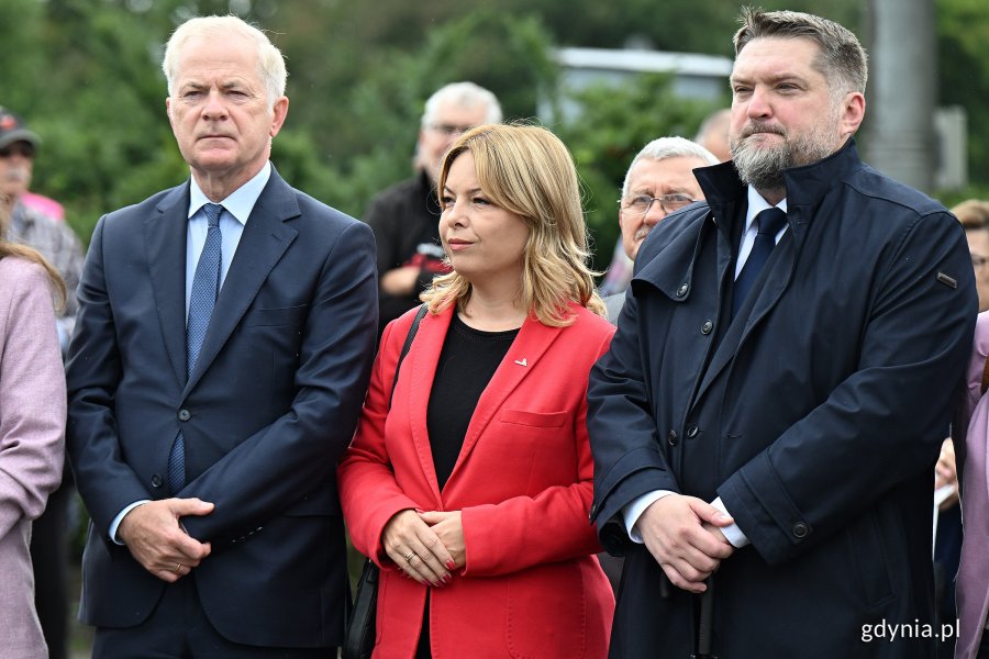 Uroczystości pod pomnikiem Ofiar Grudnia 1970 rozpoczęły gdyńskie obchody 45. rocznicy zakończenia strajków i podpisania porozumień sierpniowych. Na zdjęciu senator Sławomir Rybicki, wiceprezydentka Gdyni Oktawia Gorzeńska i przewodniczący Rady Miasta Gdyni Tadeusz Szemiot (fot. Michał Puszczewicz)