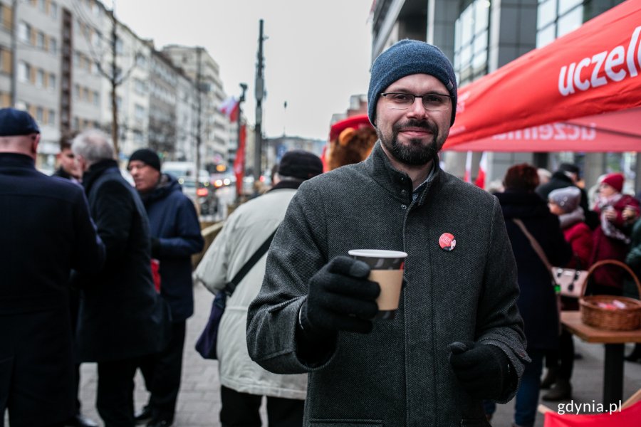 Toast gorącą czekoladą wzniósł radny miasta Lechosław Dzierżak // fot. Karol Stańczak