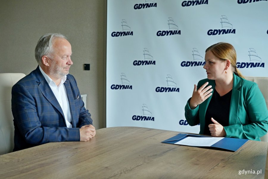 Prezydent Gdyni Aleksandra Kosiorek i Krzysztof Jankowski - pełnomocnik prezydent Gdyni ds. kombatantów i osób represjonowanych podczas spotkania w Urzędzie Miasta Gdyni