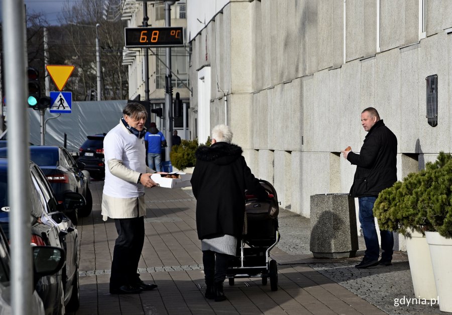 Akcja promocyjna PKA w Gdyni i Mercedesa z okazji tłustego czwartku. (fot. Kamil Złoch)