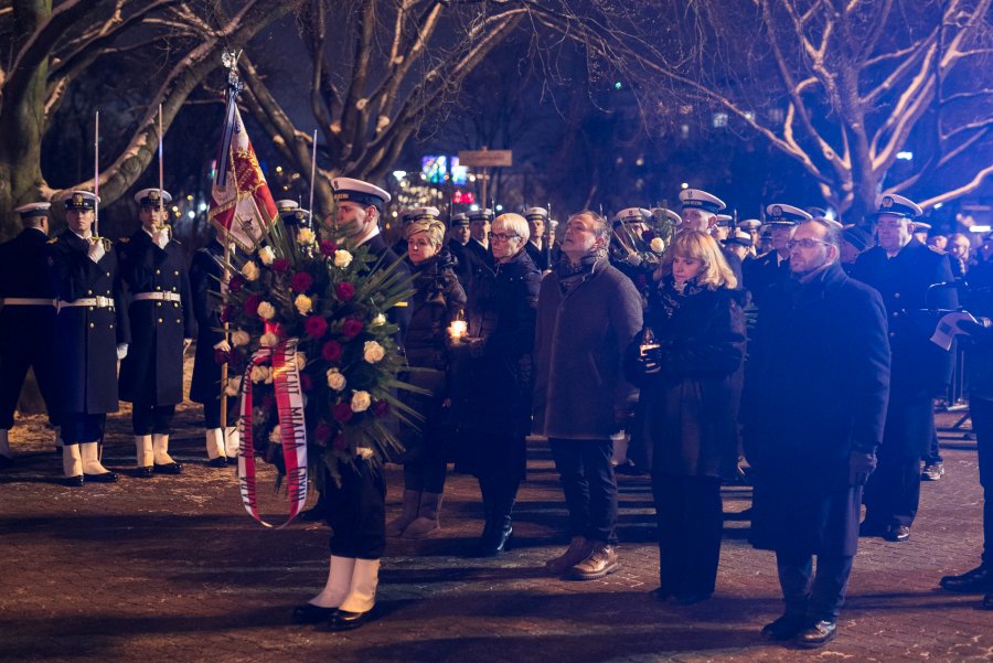 Wieniec złozyli prezydent Wojciech Szczurek wraz z przewodniczącą gdyńskiej Rady Miasta Joanną Zielińską, wiceprzewodniczącym Rady Miasta Gdyni Andrzejem Bieniem oraz radną Ewą Krym // fot. Karol Stańczak