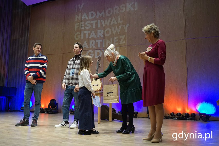 Na zdjęciu: Iwona Tanewska, naczelnik edukacji podczas wręczenia nagród (fot. Mirosław Pieślak)