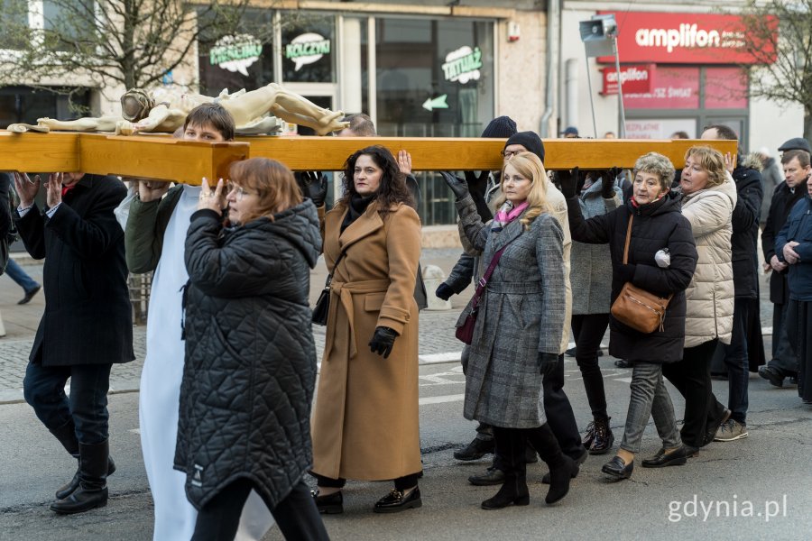 Uczestnicy Gdyńskiej Drogi Krzyżowej niosący krzyż. Wśród nich m.in. posłanka Dorota Arciszewska-Mielewczyk i radna Ewa Krym