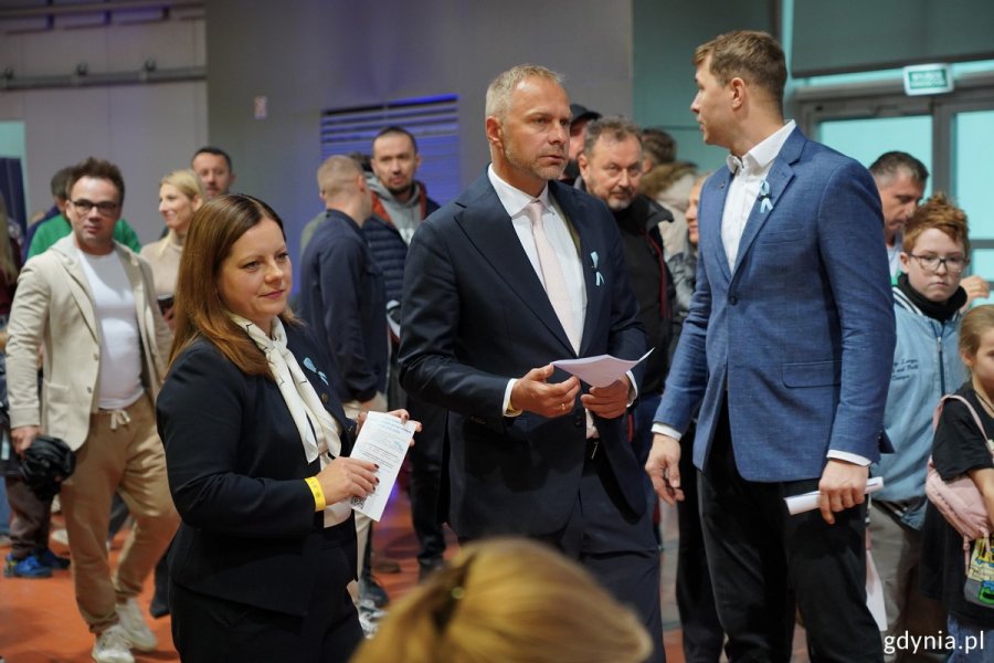 Od lewej stoją: prezydent Aleksandra Kosiorek, prezes PLK Łukasz Koszarka i prezes klubu AMW Arka Gdynia Bartłomiej Wołoszyn 