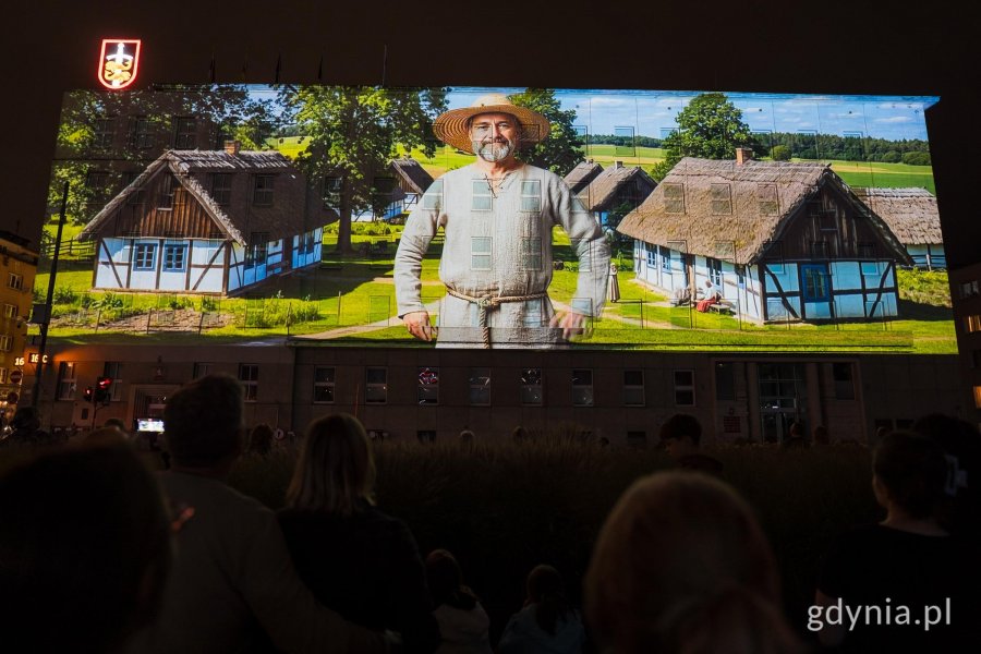 &bdquo;Zaczęło się  od morza. Baśniowa opowieść o Gdyni&rdquo;, video mapping na fasadzie urzędu miasta i widzowie