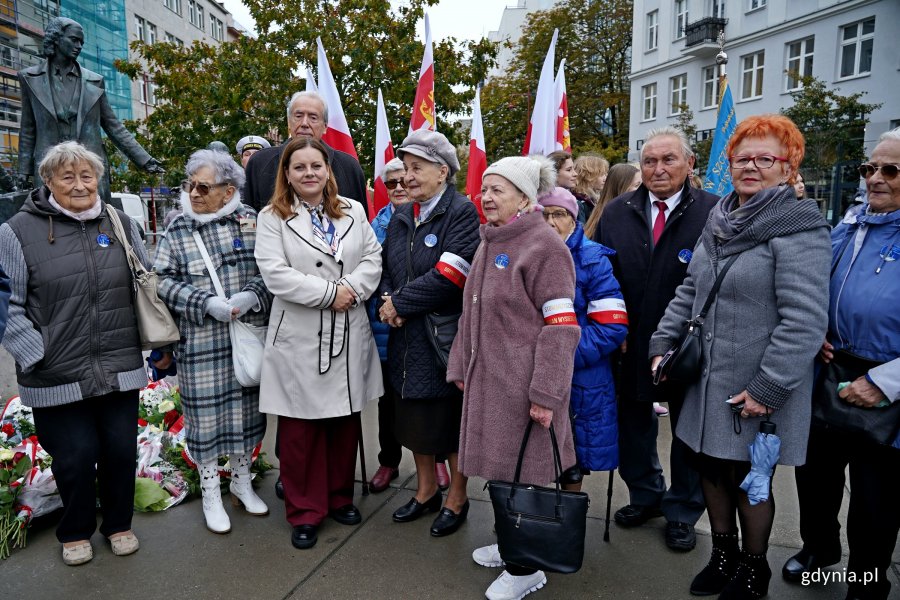 Prezydent Gdyni Aleksandra Kosiorek z przedstawicielami stowarzyszenia Gdynian Wysiedlonych