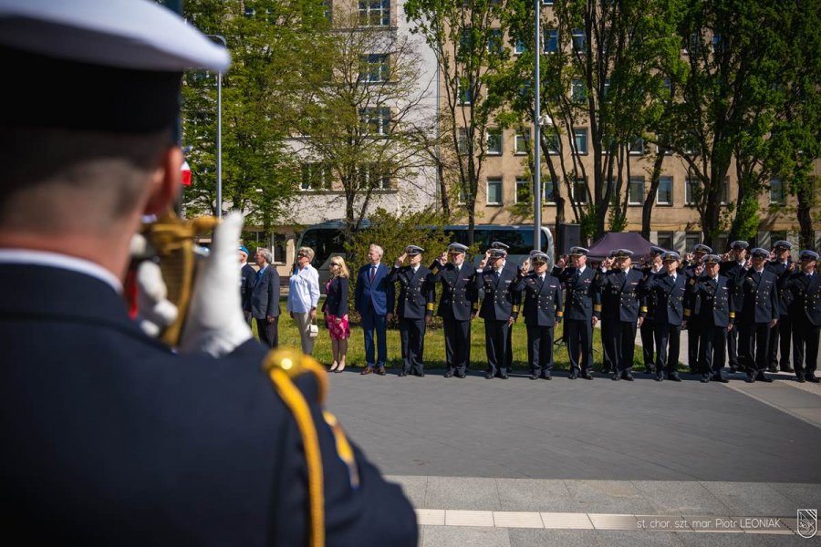 Gdyńskie obchody Międzynarodowego Dnia Uczestników Misji Pokojowych ONZ oraz Dnia Weterana Działań poza Granicami Państwa przed pomnikiem Polski Morskiej. Fot. st. chor. szt. mar. Piotr Leoniak