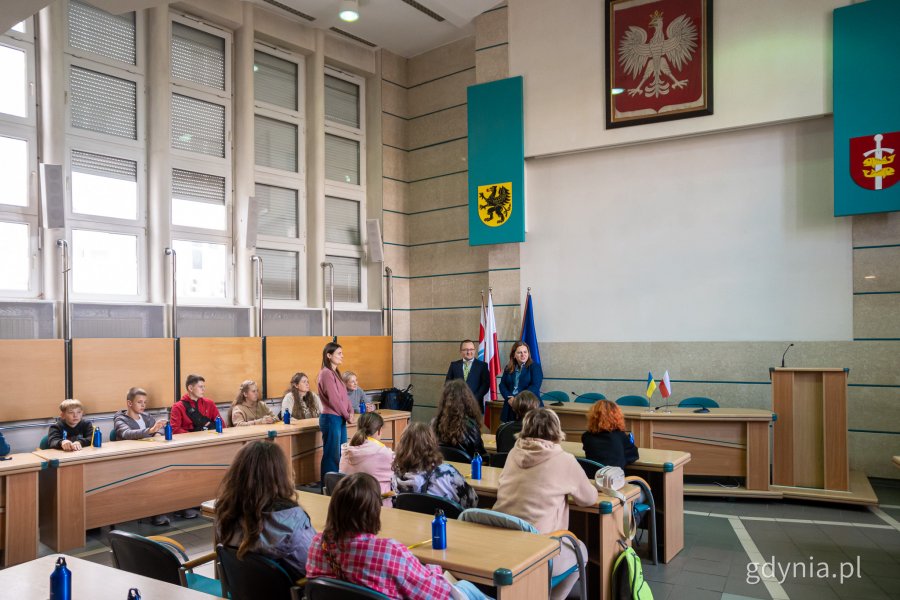Konsul Generalny Ukrainy w Gdańsku Oleksandr Płodystyi i prezydent Gdyni Aleksandra Kosiorek. Wizyta grupy dzieci i młodzież z ukraińskiego Nikopola w Urzędzie Miasta Gdyni i spotkanie z prezydent Aleksandrą Kosiorek (fot. Kamil Złoch)