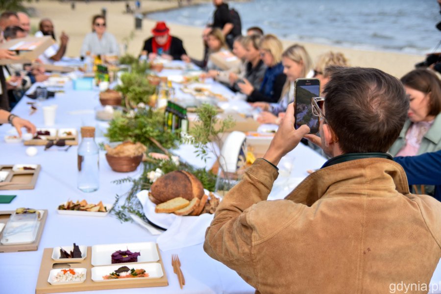 Inauguracyjne spotkanie przy stole na plaży w Orłowie. // fot. Paweł Kukla