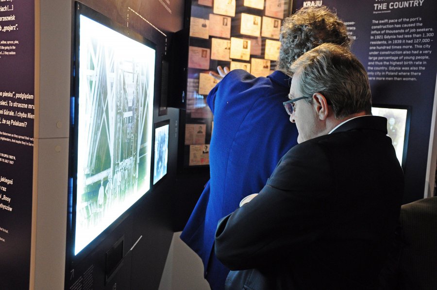Wicepremier, Minister Kultury i Dziedzictwa Narodowego prof. Piotr Gliński ogląda wystawę stałą w Muzeum Miasta Gdyni, fot. Michał Kowalski