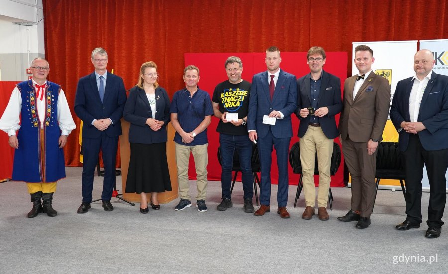 Na zdjęciu świeżo upieczeni członkowie ZKP o/Gdynia z wiceprezydentem Rafałem Geremkiem oraz przedstawicielami ZKP, ZKP o/Gdynia i KFK (fot. Karolina Szypelt)