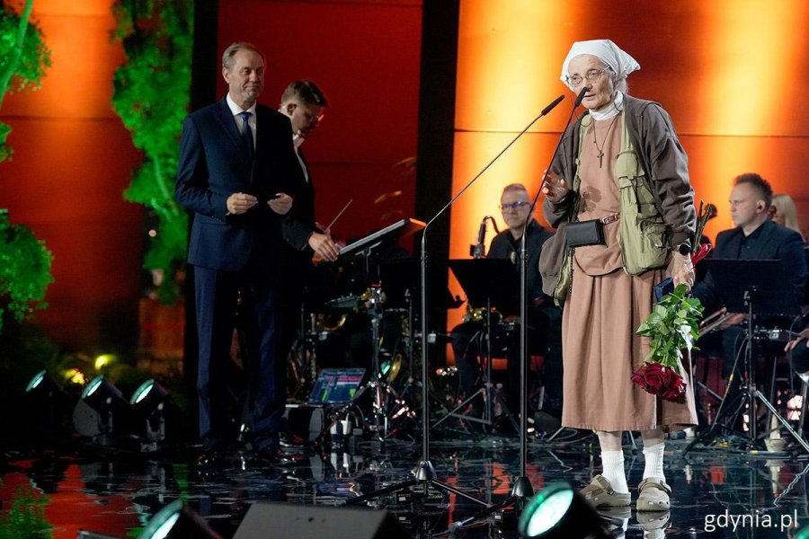 Na zdjęciu (od lewej): marszałek wojew&oacute;dztwa pomorskiego Mieczysław Struk i laureatka siostra Małgorzata Chmielewska (fot. Mirosław Pieślak)