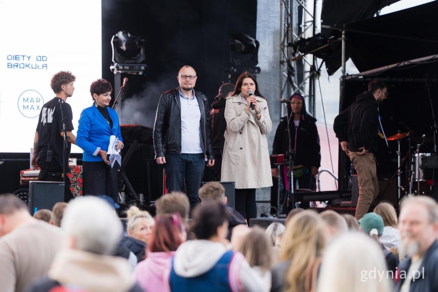 Gości wydarzenia witali: dyrektor ds. kultury i aktywności mieszkańc&oacute;w Mariusz Bzdęga i wiceprzewodnicząca Rady Miasta Mariola Śrubarczyk-Cichowska