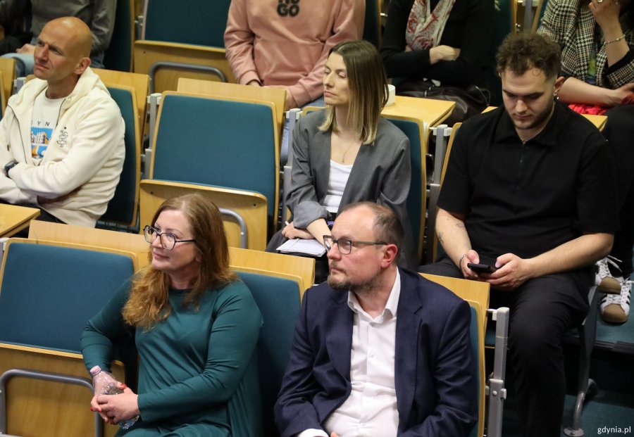Na widowni m.in.: Natalia Gromow, dyrektorka Biblioteki Gdynia, Mariusz Bzdęga, dyrektor zarządzający ds. kultury i aktywności mieszkańc&oacute;w Urzędu Miasta Gdyni oraz Agata Abramowicz, kuratorka i dyrektorka Fundacji Przypływ w Gdyni