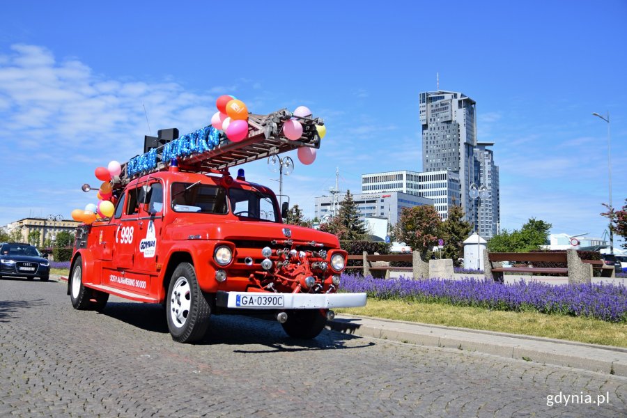 Zabytkowy wóz strażacki odwiedził Fikakowo, Karwiny, Dąbrowę, Witomino oraz centrum miasta. / fot. Paweł Kukla