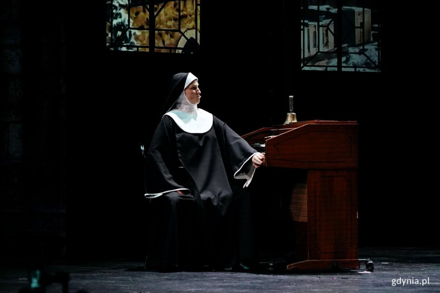 Zdjęcie z pr&oacute;by medialnej spektaklu &bdquo;Zakonnica w przebraniu&rdquo; w Teatrze Muzycznym w Gdyni. Renia Gosławska jako Maria Łazarz 
