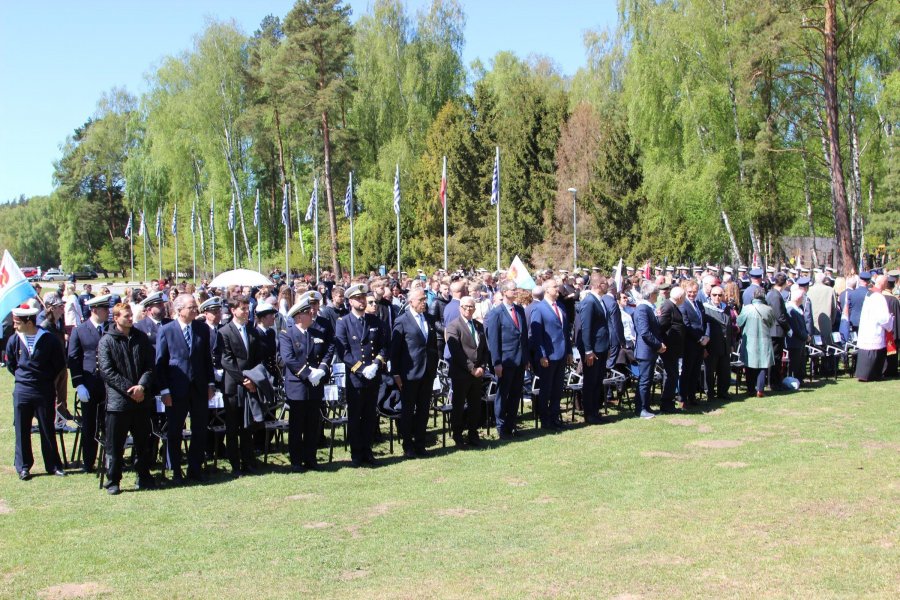 Uczestnicy uroczystości z okazji 81. rocznicy zakończenia II wojny światowej oraz uwolnienia ostatnich więźni&oacute;w niemieckiego nazistowskiego obozu koncentracyjnego Stutthof zgromadzeni na terenie Muzeum Stutthof w Sztutowie