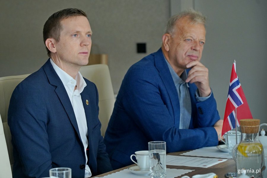 Od lewej: Mathias Bernander – prezydent Kristiansandu i Øyvind Lyngen Laderud – koordynator ds. Międzynarodowych Urzędu Miasta Kristiansandu podczas spotkania w Urzędzie Miasta Gdyni