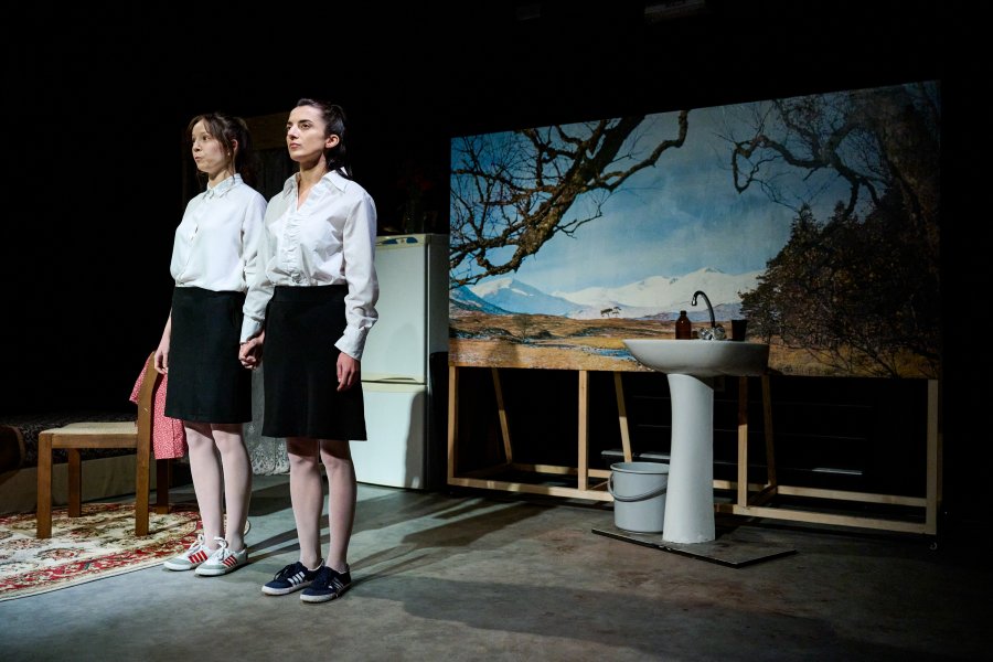 Zdjęcie z pr&oacute;by spektaklu &bdquo;O dw&oacute;ch takich, co ukradli Księżyc&rdquo;. Od lewej: Weronika Nawieśniak i Martyna Matoliniec jako Jacek i Placek