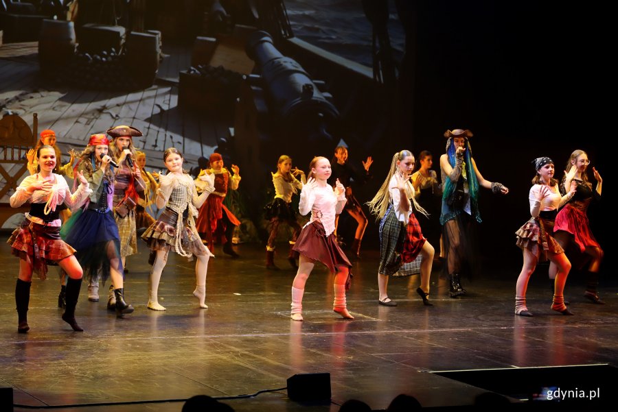 Koncert „Sekrety Zimowego Wiatru” w wykonaniu młodzieży z gdyńskiego MDK'u na scenie Teatru Muzycznego w Gdyni (fot. Katarzyna Balcerzak)