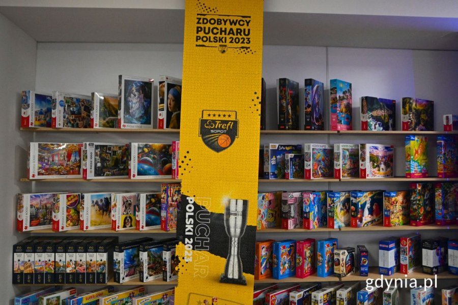 Baner przypominający o koszykarskim Pucharze Polski, który w 2023 r. zdobyła drużyna Trefl Sopot