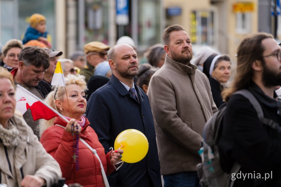 Wiceprzewodniczący Rady Miasta Gdyni Ireneusz Trojanowicz i radny Łukasz Strzałkowski idą w procesji