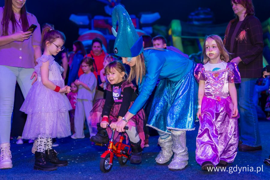 Dzieci bawiące się na balu karnawałowym